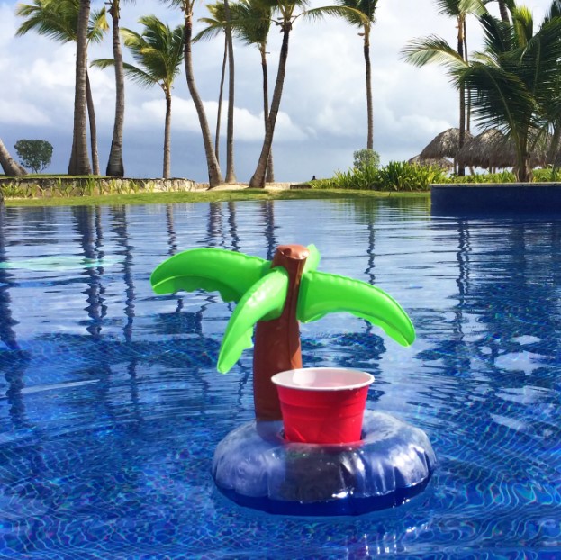 Palmiye ağacı içeceklerini tutmak için havuz şişme mini tekerlek