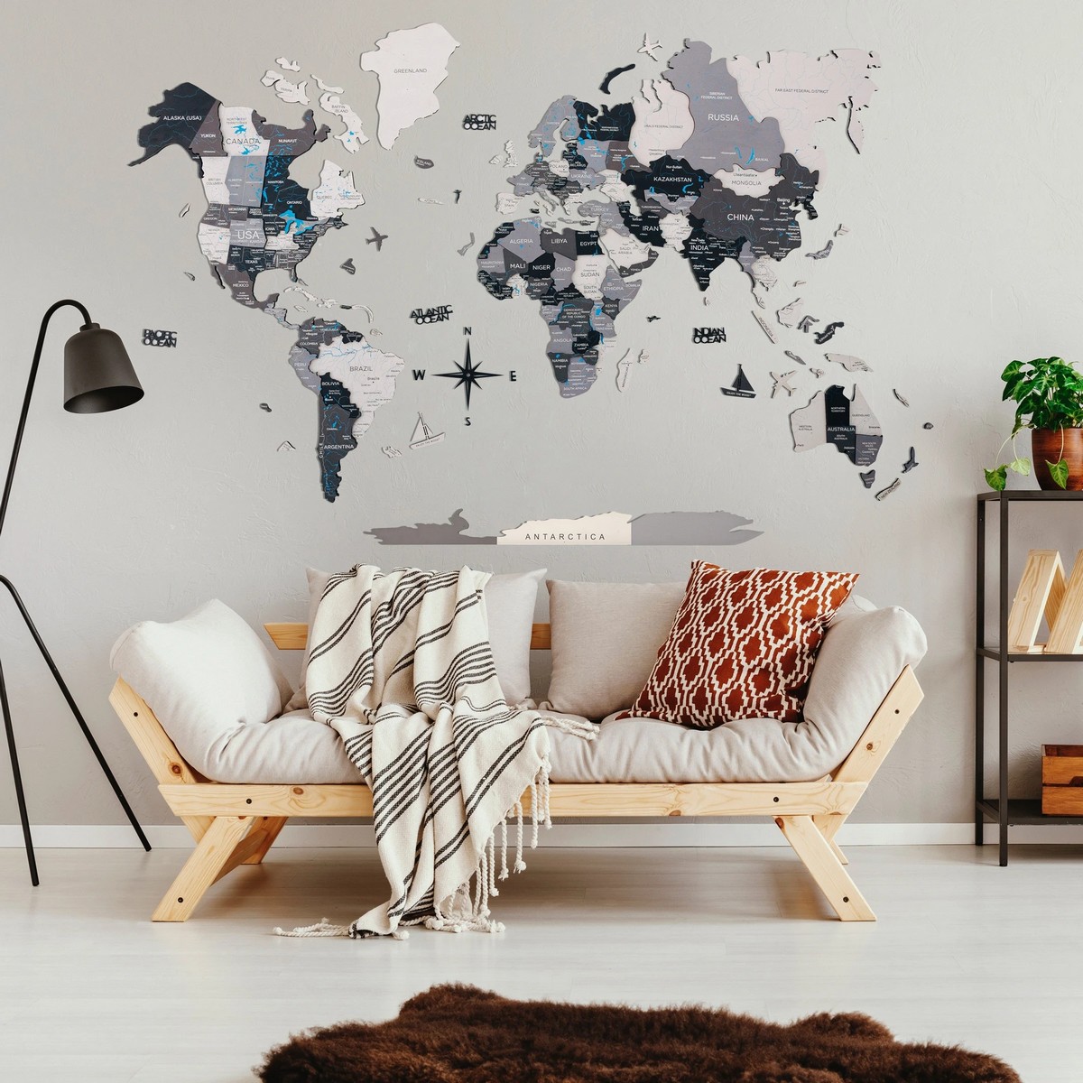 ahşaptan yapılmış dünyanın duvar haritası