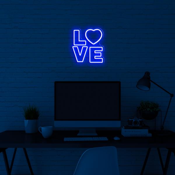 Duvardaki neon LED tabela - 3D logo LOVE - 50 cm boyutlarında