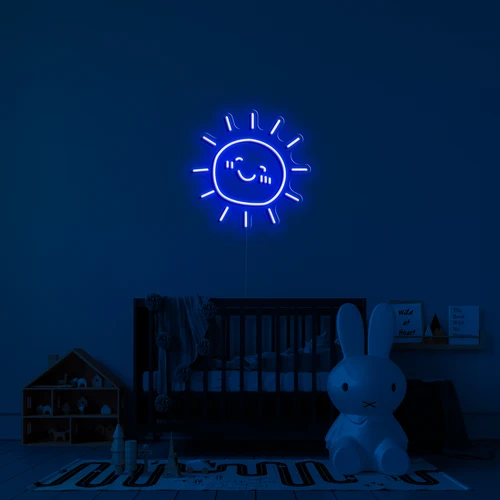 Duvarda LED aydınlatmalı neon logo - güneşli