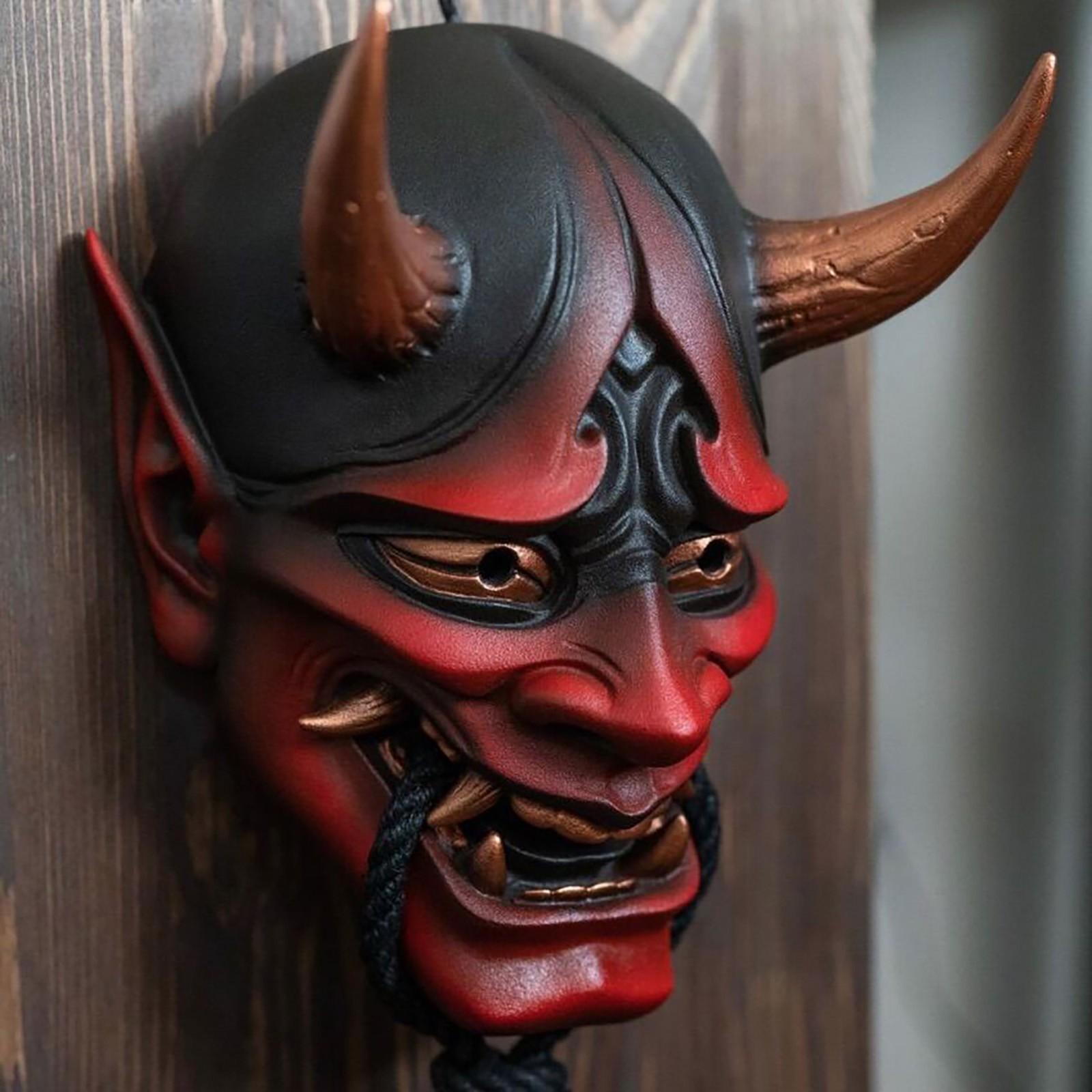 Yüz karnavalında Japon iblis maskesi