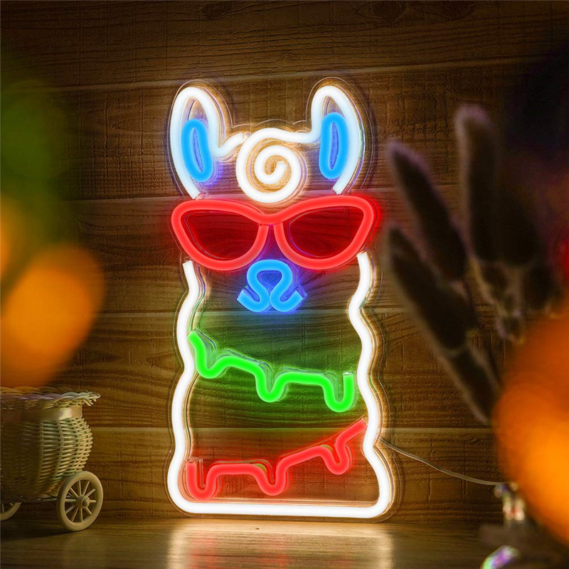 duvarda neon lama logo aydınlatması